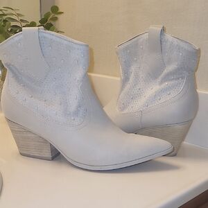 MIA Women’s Cream Beaded Faux Pearl Ankle Boots– Size 8.5 – Leather Outsole.